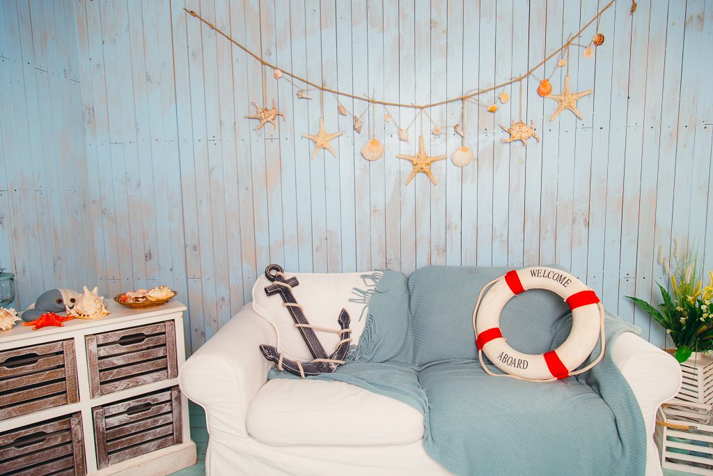 summer design tips 2019, beach house, beach decor, bedroom, interior design, seashells, distressed wood